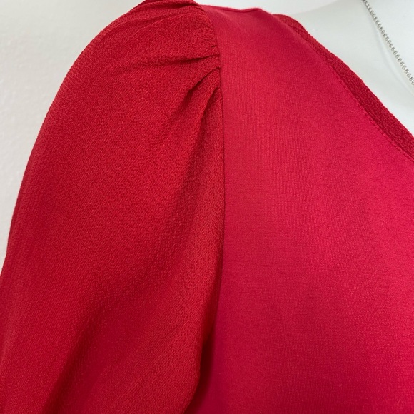 Cute top with textured sleeves - Picture 3 of 7